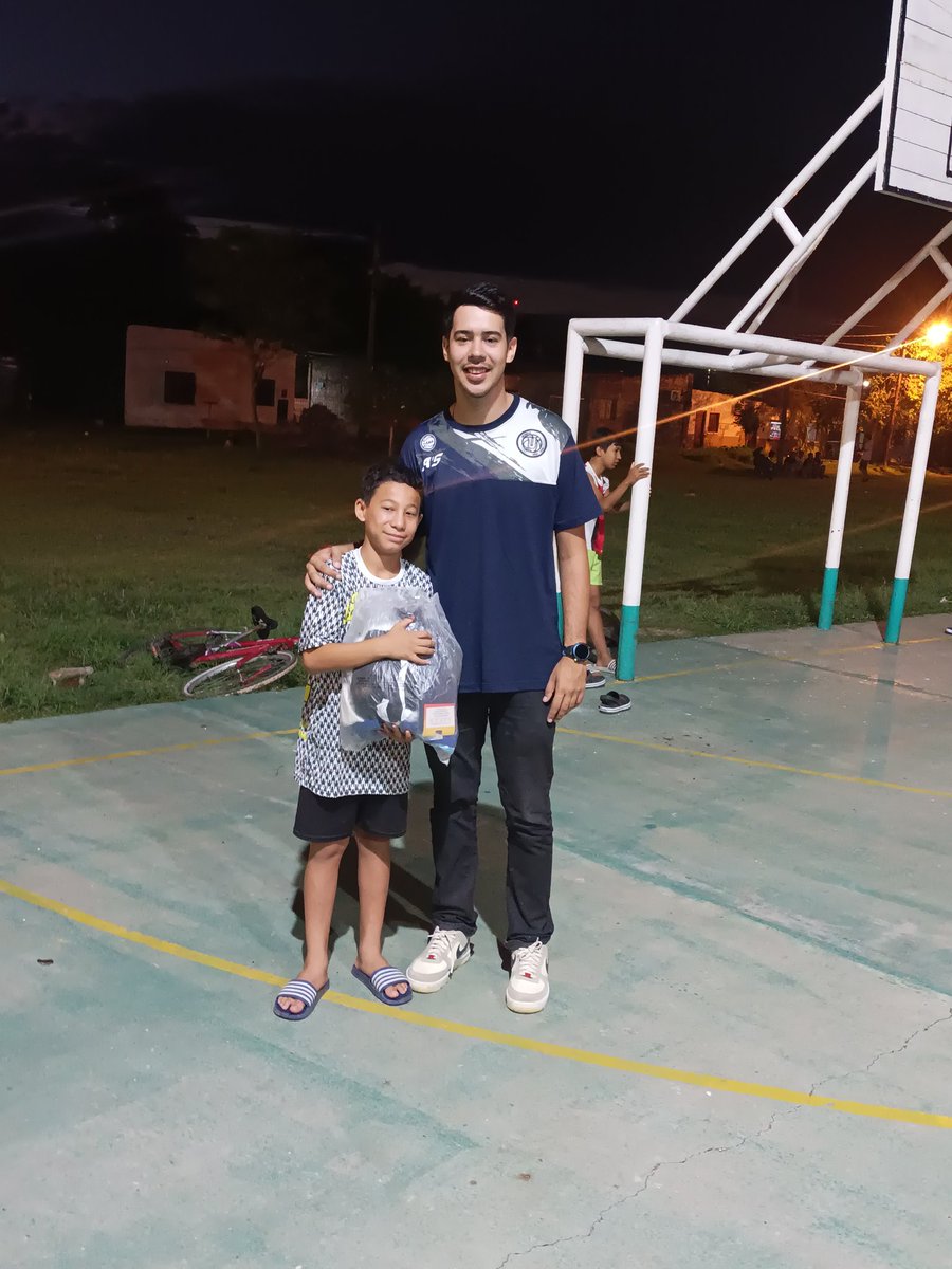 JuanKalyn's tweet photo. En el marco del programa acompanarte.fsa conocimos a Ale, jugador del club 17 de Agosto del Simón Bolivar!

Nos comentó que próximamente tendrá pruebas en el Club Ferrocarril Oeste de Buenos Aires y desde la secretariadeportes.fsa le hicimos entrega de indumentaria deportiva ⚽ https://t.co/QCOaTgIPtx