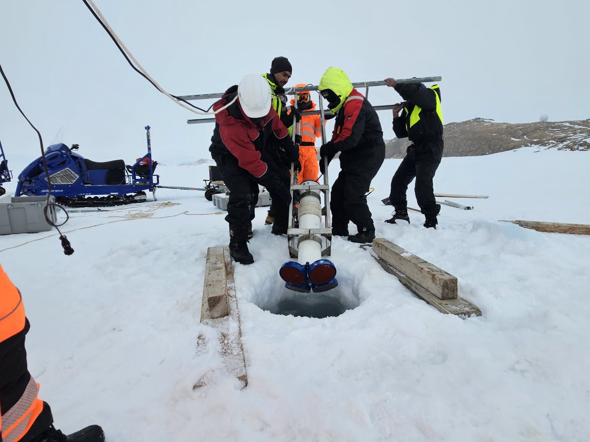 PRAISE_NCPOR's tweet photo. The PRAISE team deployed Acoustic Doppler Current Profiler (ADCP) in Quilty Bay, East Antarctica to meassure the speed and direction of ocean currents below the sea ice cover, to understand ice-ocean interactions in the region. #44ISEA

@ncaor_goa
@moesgoi
@JensonGeorge12 https://t.co/FE3AToq4sx