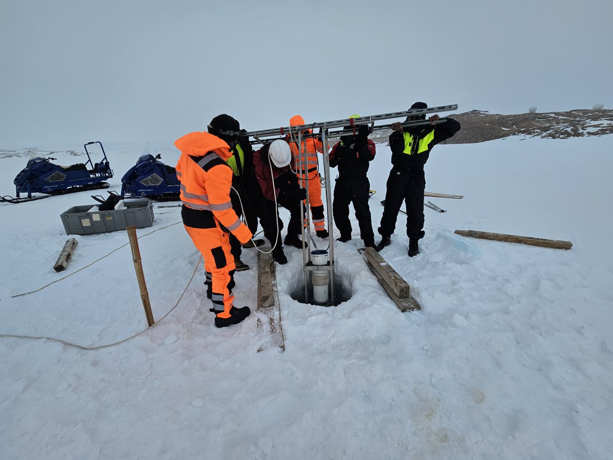 PRAISE_NCPOR's tweet photo. The PRAISE team deployed Acoustic Doppler Current Profiler (ADCP) in Quilty Bay, East Antarctica to meassure the speed and direction of ocean currents below the sea ice cover, to understand ice-ocean interactions in the region. #44ISEA

@ncaor_goa
@moesgoi
@JensonGeorge12 https://t.co/FE3AToq4sx