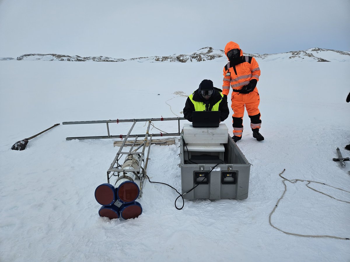 PRAISE_NCPOR's tweet photo. The PRAISE team deployed Acoustic Doppler Current Profiler (ADCP) in Quilty Bay, East Antarctica to meassure the speed and direction of ocean currents below the sea ice cover, to understand ice-ocean interactions in the region. #44ISEA

@ncaor_goa
@moesgoi
@JensonGeorge12 https://t.co/FE3AToq4sx