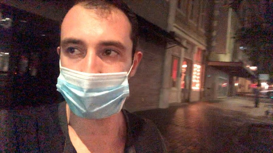 看看这个人。

他是一名百万富翁，为了一个社会实验选择流浪。

他的目标是什么？证明任何人只靠一部手机，在 12 个月内都能赚到 100 万美元。

以下是迈克·布莱克的故事，以及接下来发生的事情：🧵 https://t.co/qWSGojVTdo