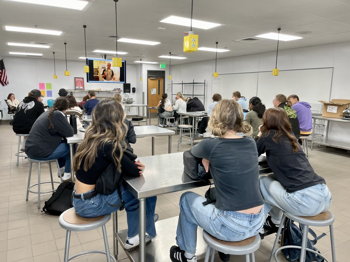 Nice to get into classrooms at Highland High on Monday! Love seeing my former Hawk Fam! ❤️#ConnectCreateCare <a href="/GPS_District/">The Official Gilbert Public Schools District</a>