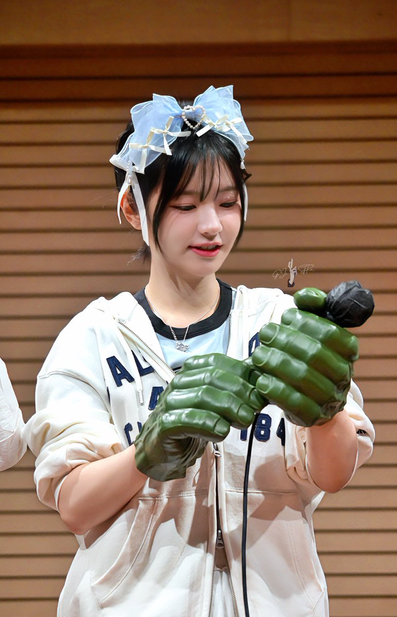 stonecrab79's tweet photo. 20241019 비트로드 팬싸 쵸단
“이연사!!! 힘차게!!! 엥? 에..!!!!”
#qwer #쵸단 #chodan #she #hulk https://t.co/FhUdBuLAC7