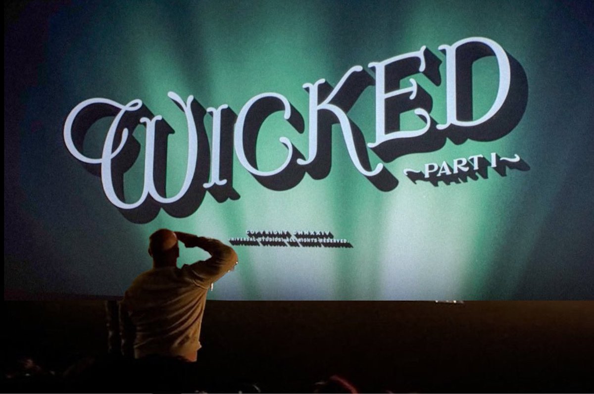 me when I saw that they used the original 1939 wizard of oz font for wicked 🫶🏻🫶🏻🫶🏻🍀🧙🏻‍♀️🫶🏻🧙🏻‍♀️🍀🫶🏻🩷