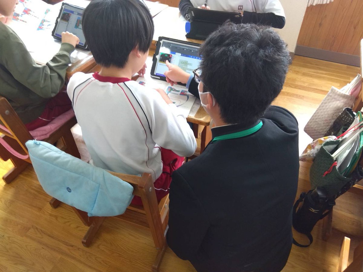 toyoshokoushiki's tweet image. お兄さん、お姉さんが教えます🗣️
#向山小 6年生の皆さんにゲームの作り方を出前授業❗️#Microsoft #MakeCode 
でコーディング。6年生はさすがに覚えが早い‼️最後は大ゲーム大会で幕を閉じました。もちろん、商品も手作りですよ〜。#向山小学校 の皆さんありがとうございました😊
#プログラミング