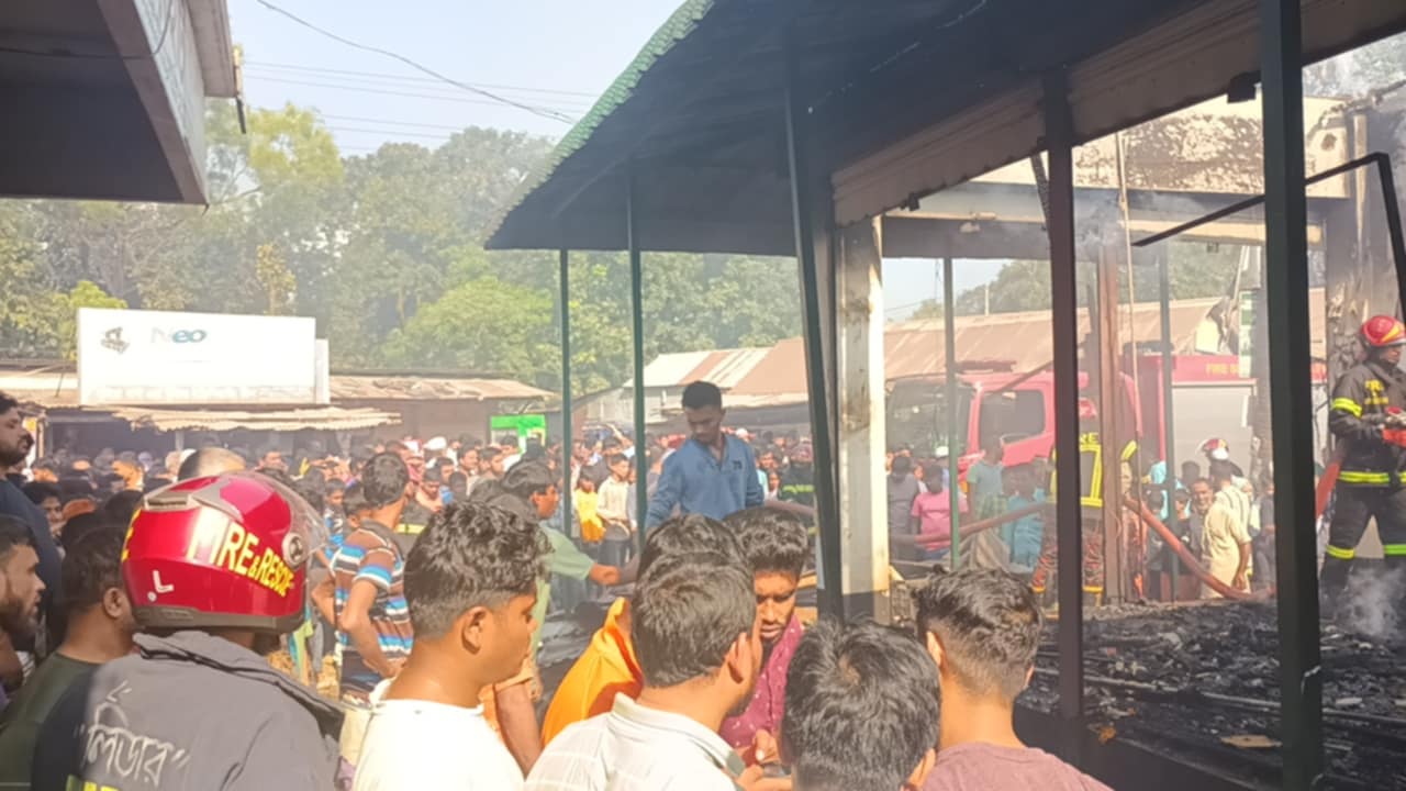 প্রশাসনের আশ্বাসে অবরোধ তুলে নিলেও ঘন্টা পর ফের আবার মহাসড়ক অবরোধ