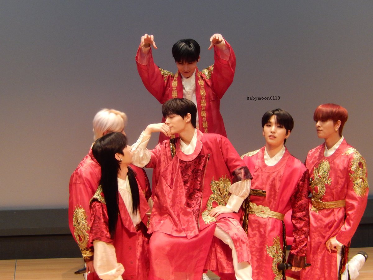 babymoon0110's tweet photo. Three years ago today I had my very first fansign ever with oneus 🥺 it was a 1:1 fansogn with leedo, as of today it is still one of my most precious memory ever 🩵🌏🌙 https://t.co/LAZJ1TZ8O3