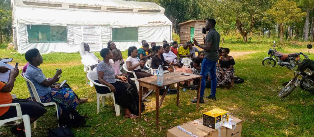 DianaAtwine's tweet image. Our digitization teams are training trainers who will, in turn, train VHTs to use the Electronic Community Health Information System (ECHIS). This system empowers VHTs to digitize household data, improving health tracking and decision-making. Data includes patient records,…