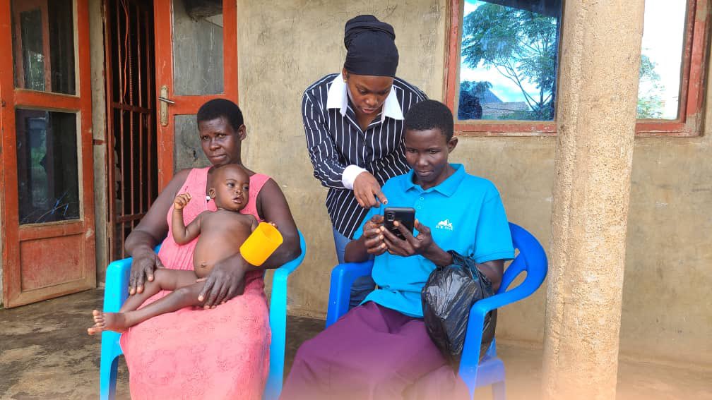 DianaAtwine's tweet image. Our digitization teams are training trainers who will, in turn, train VHTs to use the Electronic Community Health Information System (ECHIS). This system empowers VHTs to digitize household data, improving health tracking and decision-making. Data includes patient records,…