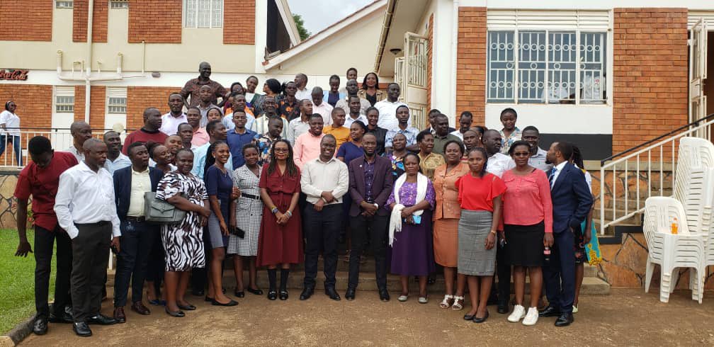 DianaAtwine's tweet image. Our digitization teams are training trainers who will, in turn, train VHTs to use the Electronic Community Health Information System (ECHIS). This system empowers VHTs to digitize household data, improving health tracking and decision-making. Data includes patient records,…