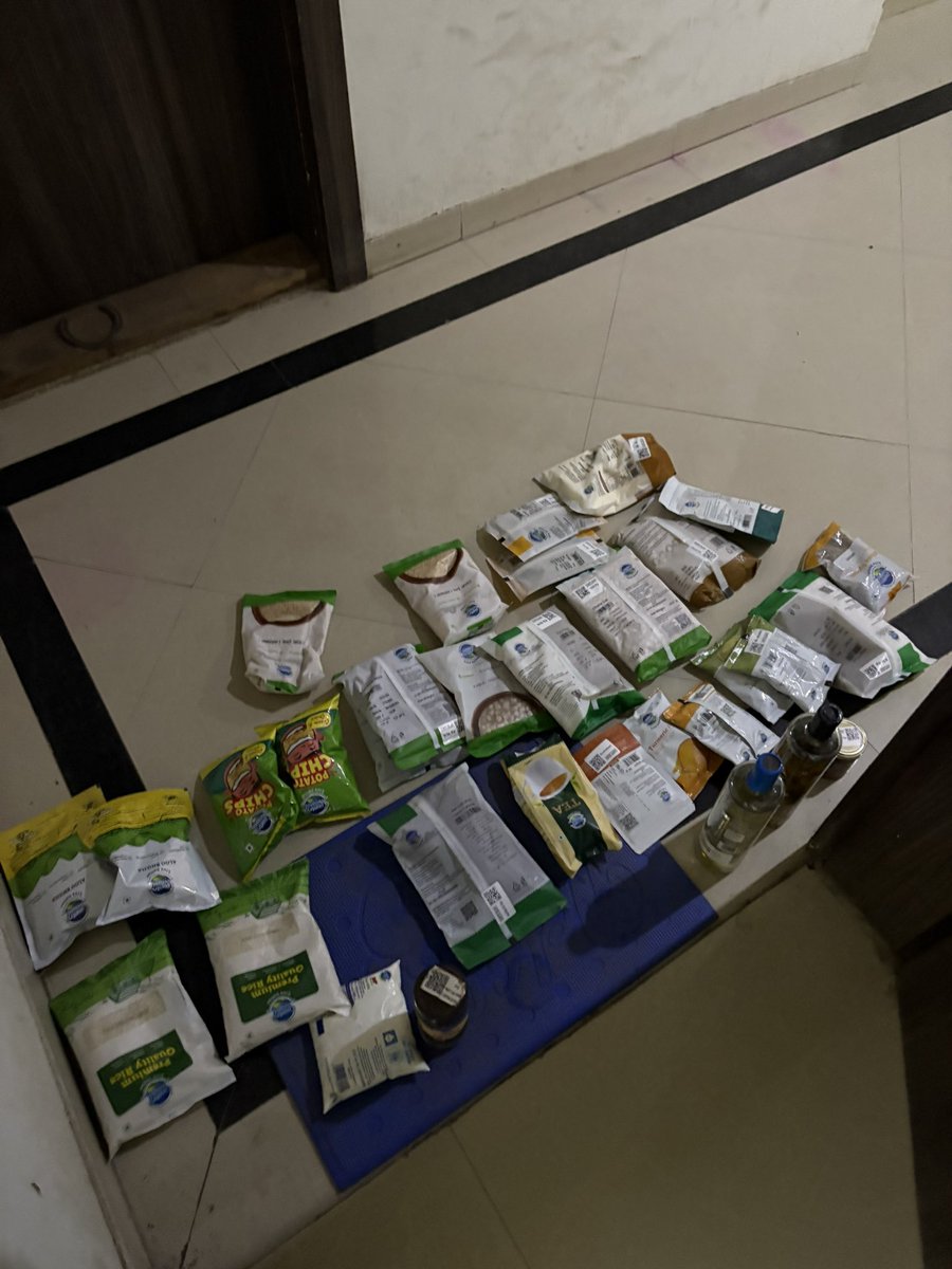 iamutpaldutt's tweet photo. Seriously @_countrydelight 
Did an order of 4k and this is how you guys deliver it? Not even a bag? Am I supposed to pick it up from my door step and keep it in at 5 in the morning? https://t.co/2fTnDD4ExD