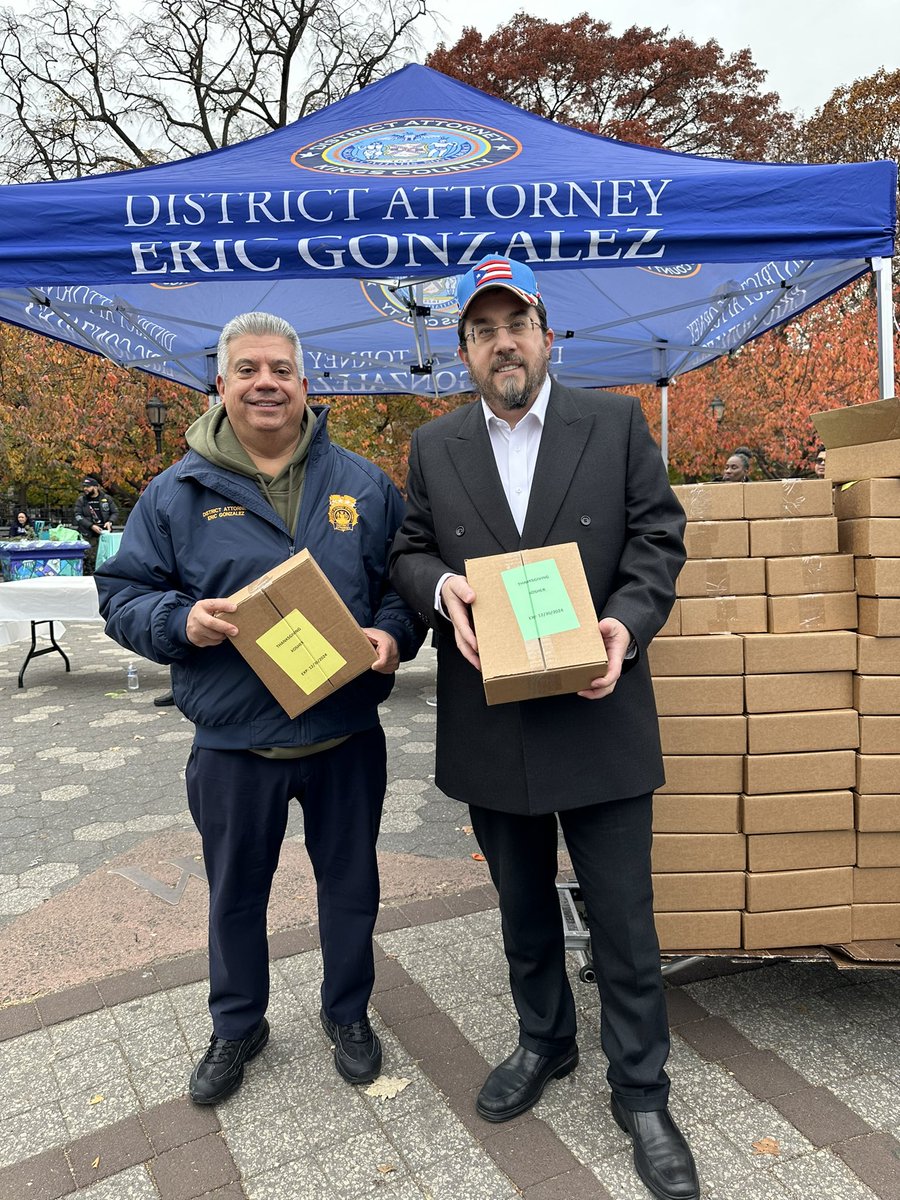 ParCare Medical Cntr (@parcare) on Twitter photo 🌟 Our <a href="/ParCare/">ParCare Medical Cntr</a> team, led by our CEO <a href="/GarySchlesinger/">Gary Schlesinger</a> proudly sponsored and dedicated their time today with <a href="/BrooklynDA/">Brooklyn District Attorney Eric Gonzalez</a> Eric Gonzalez at Maria Hernandez Park in Brooklyn, Together, we provided nutritious meals, groceries, and #Thanksgiving #Turkeys for hundreds of New Yorkers in 🌟 Our <a href="/ParCare/">ParCare Medical Cntr</a> team, led by our CEO <a href="/GarySchlesinger/">Gary Schlesinger</a> proudly sponsored and dedicated their time today with <a href="/BrooklynDA/">Brooklyn District Attorney Eric Gonzalez</a> Eric Gonzalez at Maria Hernandez Park in Brooklyn, Together, we provided nutritious meals, groceries, and #Thanksgiving #Turkeys for hundreds of New Yorkers in