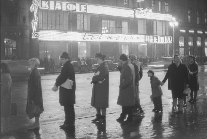 My_Name_Is_True's tweet image. Однажды в курске.

Очередь за свеженькой вечерней версией ядерной доктрины. Говорят, в этой раздаче обещали добавить ещё пару ‘асимметричных ответов’. Главное – не разбирайтесь, начальник работает.  #доктрина #курск #американскоепосольство