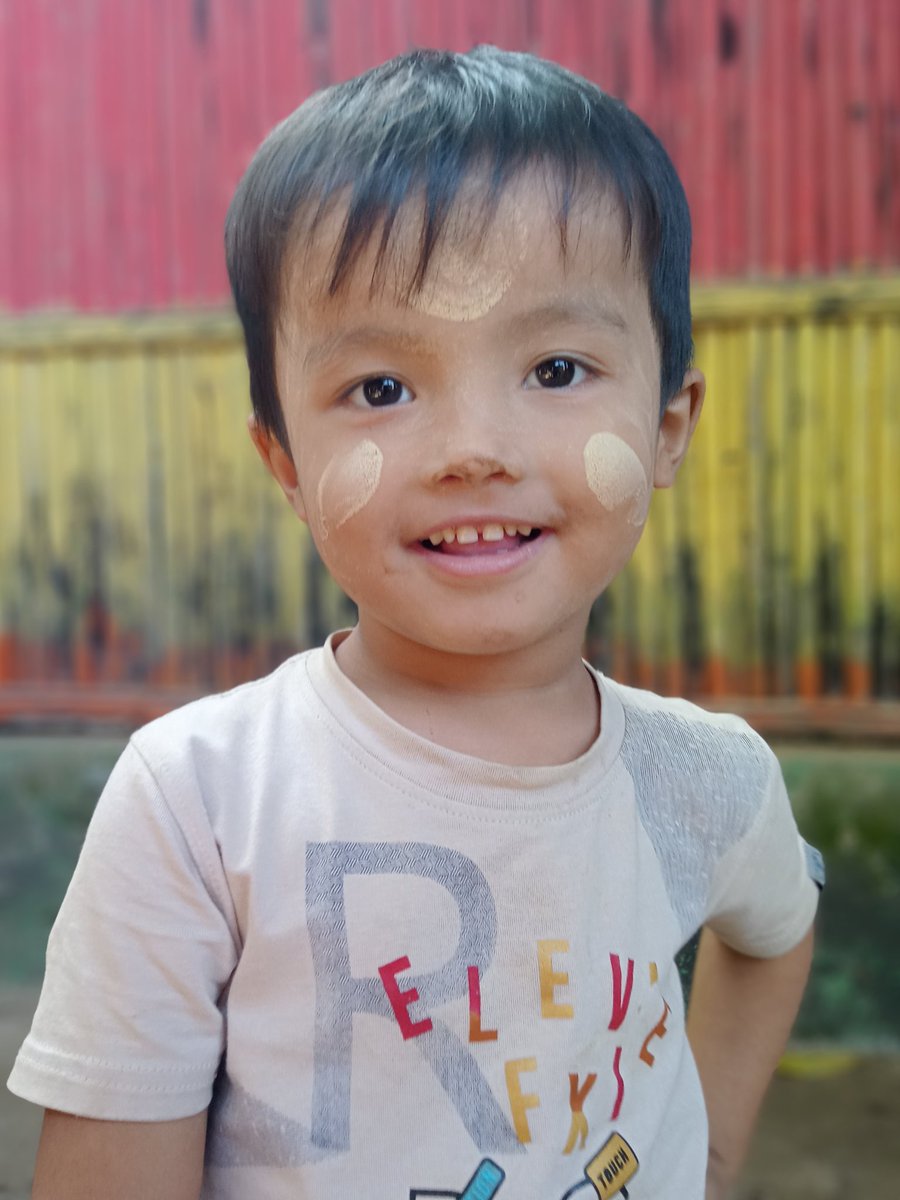 RoHefzurRahman's tweet photo. Even in the refugee camps of Bangladesh, we Rohingya Refugees strive to pass down our culture and traditions to the next generation. The taneka on this child’s face is more than makeup, it’s a piece of our heritage from Myanmar,carried with pride
#WeTrytoLive
#Rohingya
#Taneka https://t.co/ZtzmbkSY7q