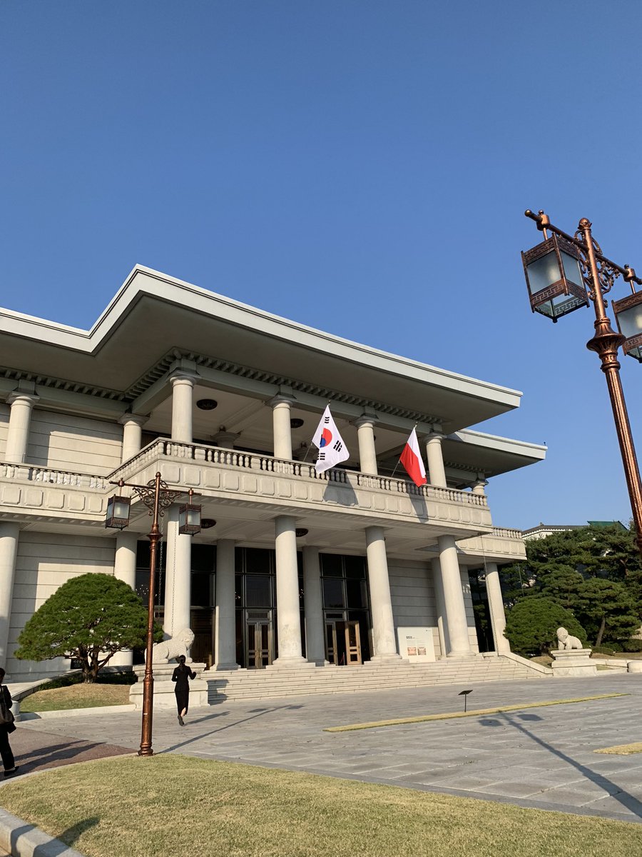 An_usually's tweet image. You never know how kpop can impact your life. 8 years ago I started learning Korean just to understand my favorite idols and boom 8 years later you’re translating Korean for your president