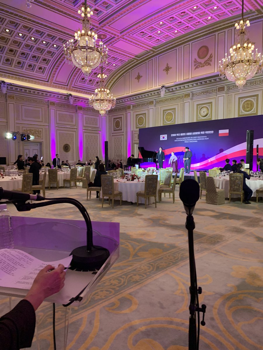 An_usually's tweet image. You never know how kpop can impact your life. 8 years ago I started learning Korean just to understand my favorite idols and boom 8 years later you’re translating Korean for your president