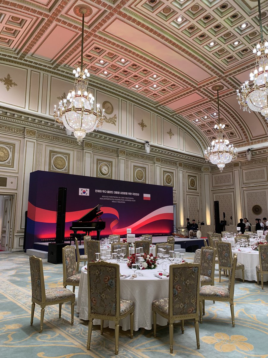 An_usually's tweet image. You never know how kpop can impact your life. 8 years ago I started learning Korean just to understand my favorite idols and boom 8 years later you’re translating Korean for your president