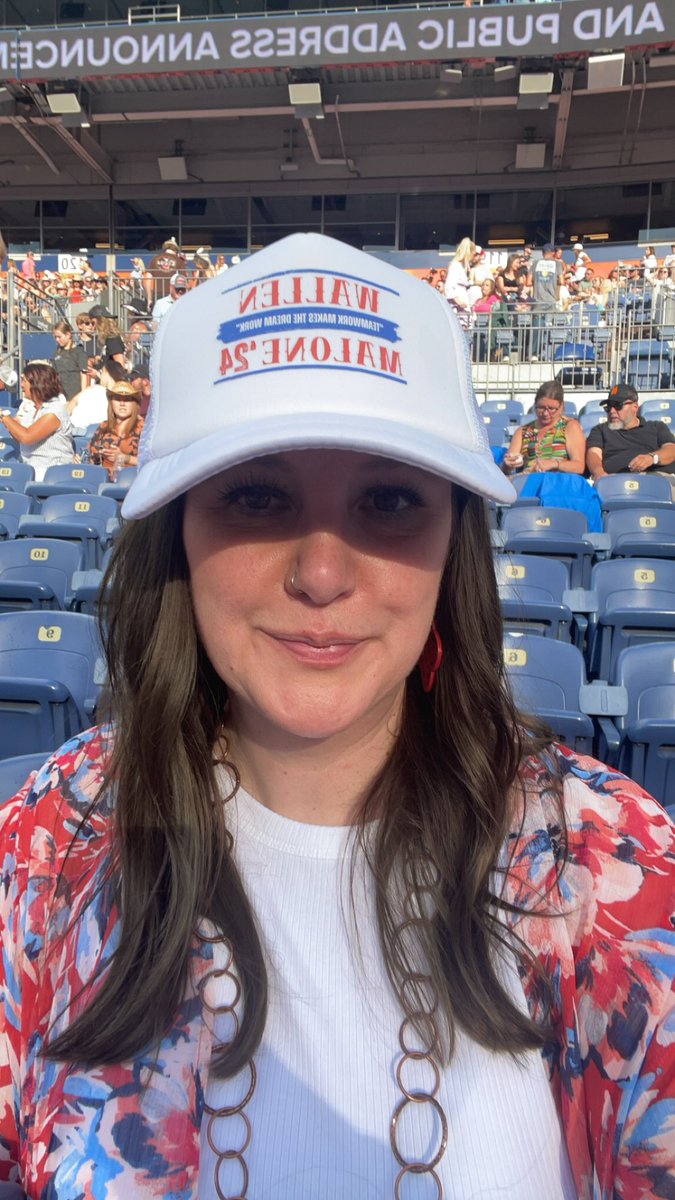 LinzAllbright's tweet photo. Okay, so they gave him Entertainer of the Year, but you could tell it was painful and forced. No matter who they vote for, the best person should win! 🤗💪 https://t.co/kRRlXZjz8b