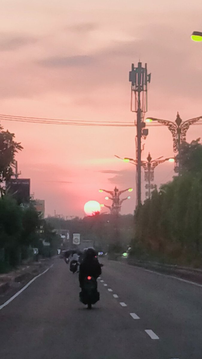 Edamore2's tweet image. Sore kemarin senja pada wajah penuhnya 
Kawan..... aku ingin menyapamu dan berucap banyak kata.
Aku ingin kau dengarkan ceritaku. Cerita tentang dia dan juga perjalananku.
Kawan..... aku rindu bercengkrama lagi.