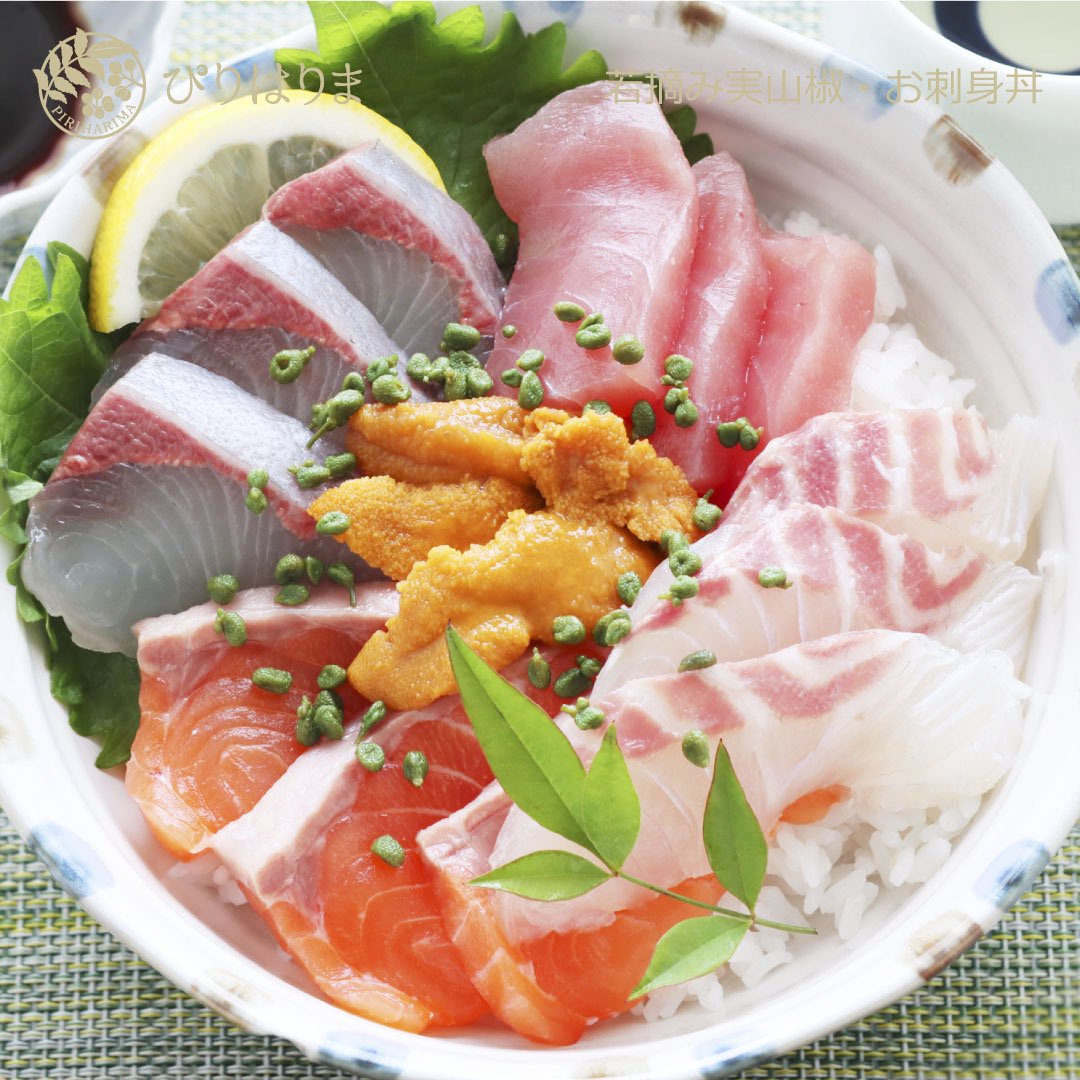 piriharima3344's tweet photo. 若摘み実山椒🟢お刺身丼
山椒のシビレと風味が、新鮮なお刺身の味を引き立てます♪
お醤油はお好みで！
是非お試しください♪

#姫路 #山陽百貨店 #山椒専門店 #ぴりはりま #若摘み実山椒 #お刺身 #刺身丼 #晴るばる https://t.co/0wW60WUSGk