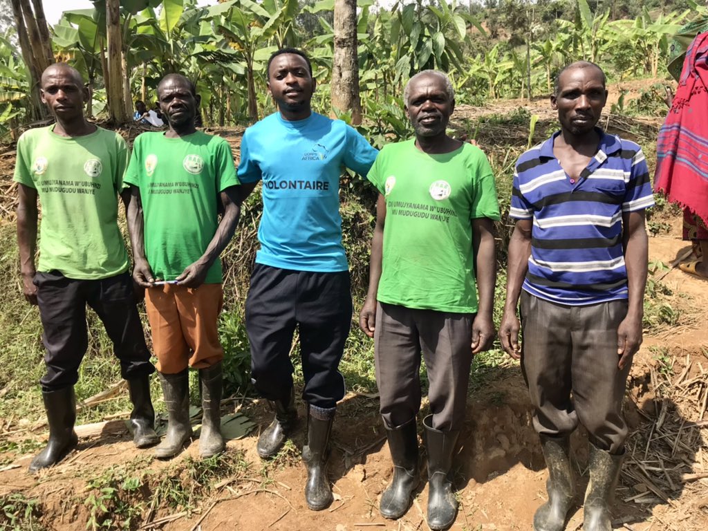 Ben_alpha1's tweet photo. Trees in agroforestry systems also have important uses such as holding the soil against erosion and improving soil fertility (by fixing nitrogen or bringing minerals from deep in the soil and depositing them by leaf-fall).
@CorpsAfricaRda 
@Nyamagabe 
@sector_musange https://t.co/69KmMJ2jcF