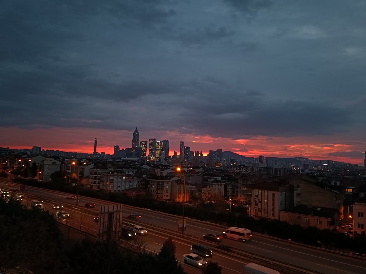 لَا تَيأسَنَّ مِنَ الدُّعَاءِ وَزِد بِهِ
إنَّ الَّذِي فَطَرَ السَّمَاءَ يُجِيبُ

Duadan ümit kesme, artır
Gökleri yaratan icabet edendir.