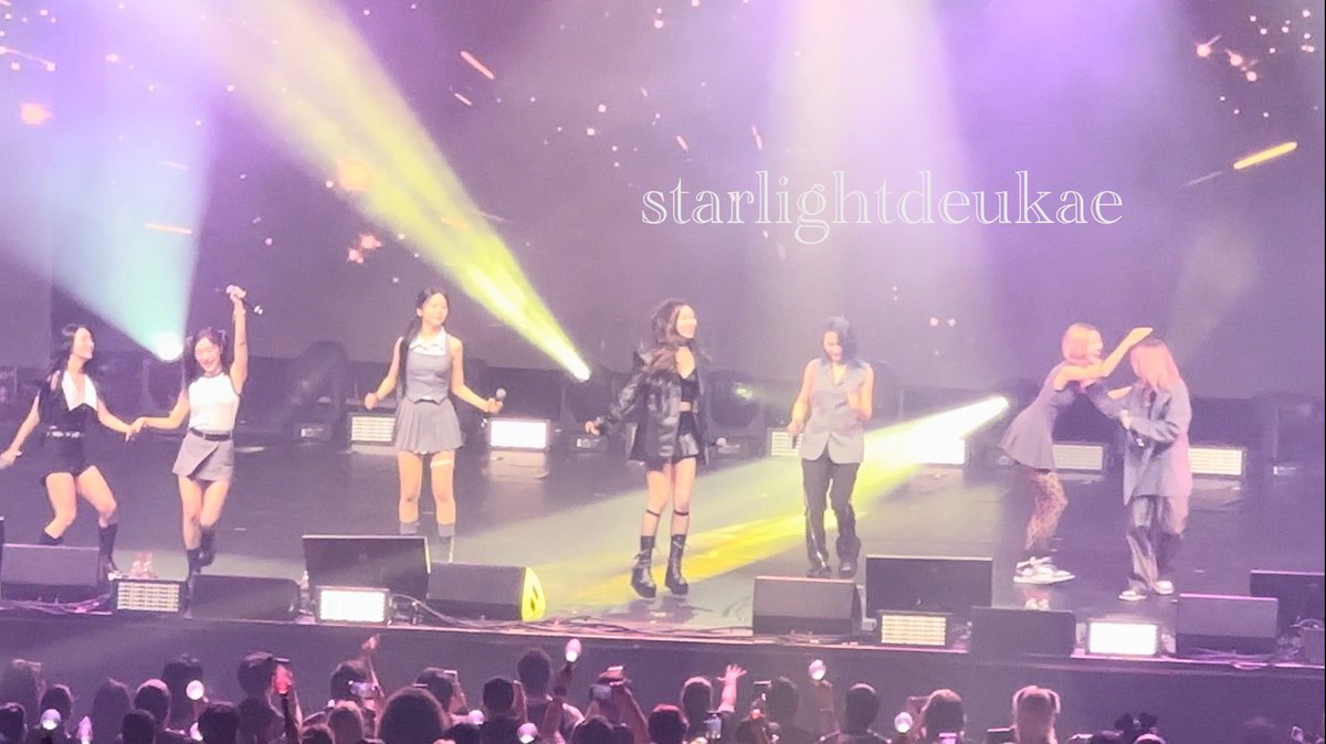 starlightdeukae's tweet photo. OT7 ❤️
also 2yoo + gahbo 
#Dreamcatcher
#DreamcatcherInHouston https://t.co/cbIdJC2UOL