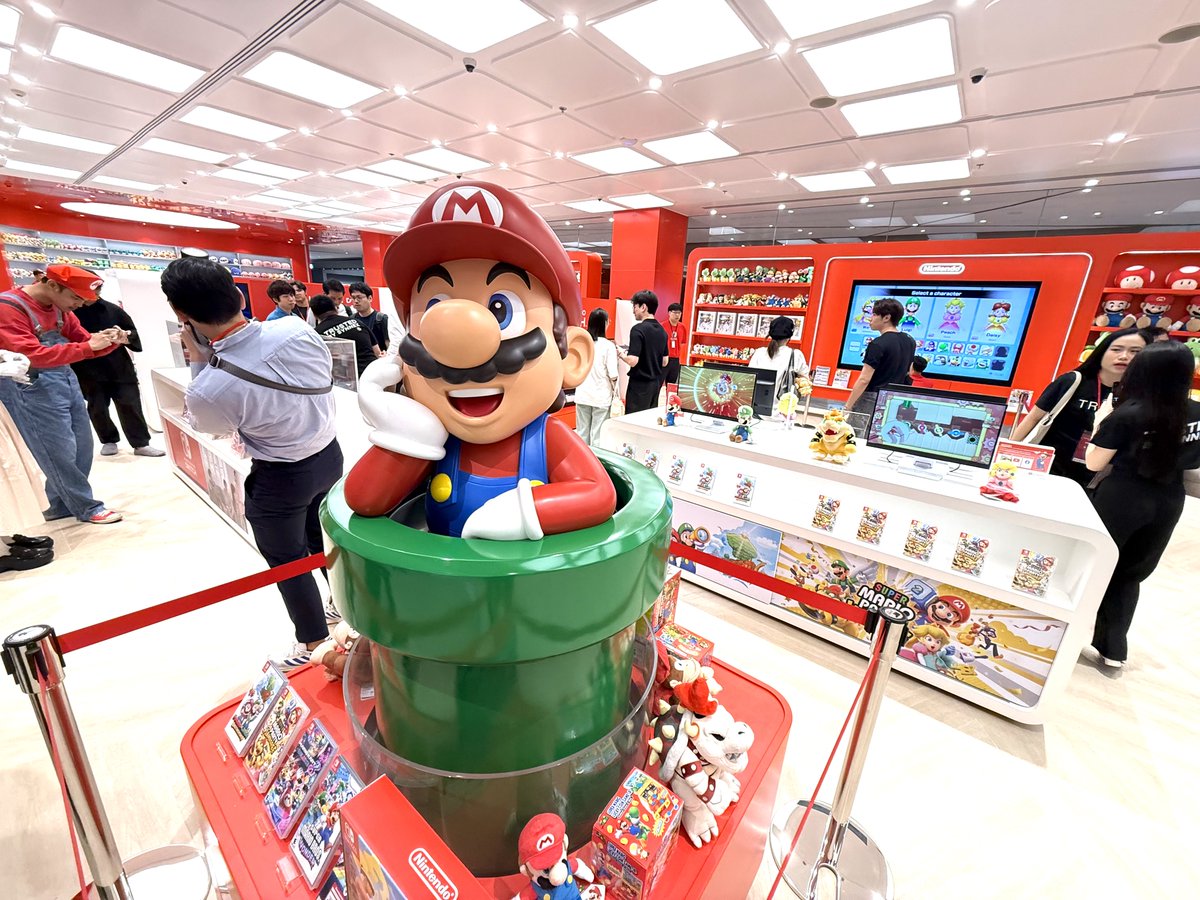 khajochi's tweet photo. 🔥 มาไทยแล้ว !! รีวิว Nintendo Authorized Store by Synnex ที่พารากอน

วันที่หลายคนรอคอยก็มาถึง จากเดิมที่ต้องบินไปช้อปถึงญี่ปุ่น แต่ตอนนี้ร้าน Nintendo Store มาเปิดในไทยอย่างเป็นทางการแล้ว

ร้านตั้งอยู่ที่ชั้น 3 ห้างสยามพารากอน ขนาดร้านใหญ่โตอลังการมากๆ วันนี้ได้ไปรอบ Influencer เก็บรีวิวมาฝากกัน 
(ต่อ)

#NintendoStoreThailand #NintendoStorebySYNNEX