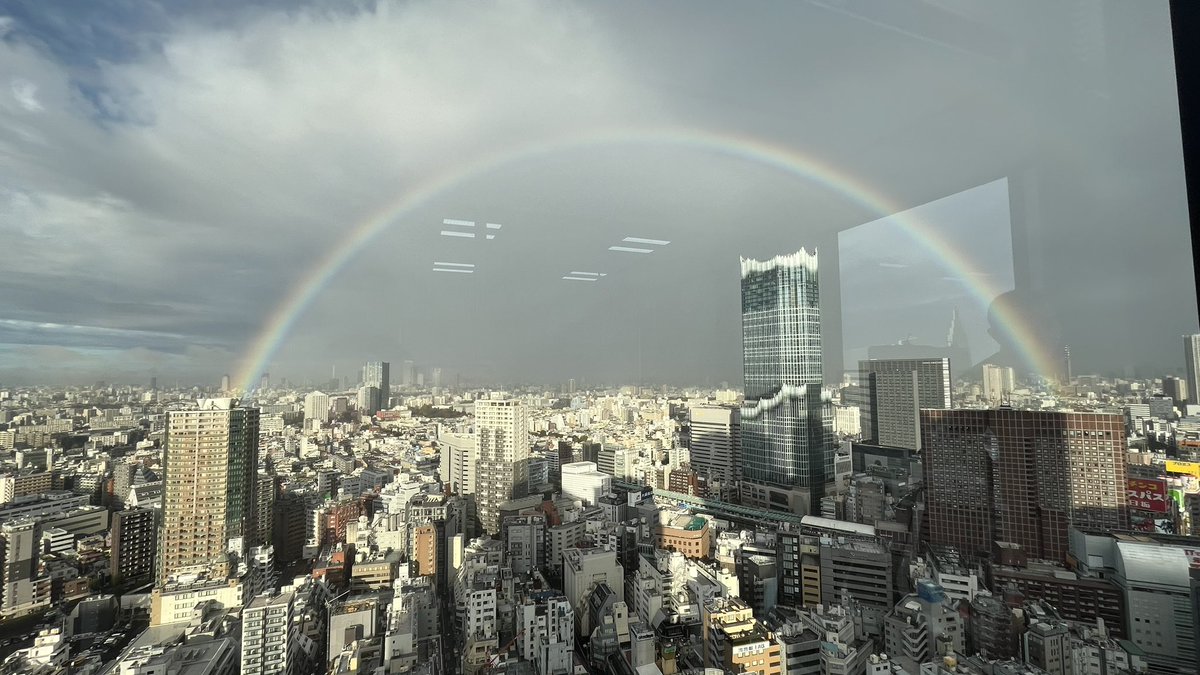 _furetabi_'s tweet photo. 新宿に大きな虹が出ています🌈
きれー😍 https://t.co/2XlsmZ1utF