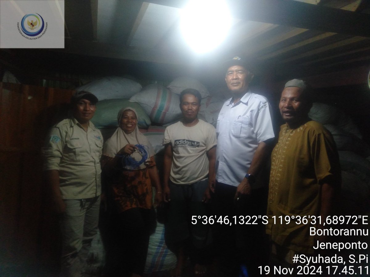 PiSyuhada's tweet photo. Syuhada LuhKKP Jeneponto, Selasa (19/11/2024) di Pokdakan Usaha Lestari Kelurahan Bontorannu kecamatan Bangkala Kabupaten Jeneponto, pembinaan tehnik budidaya dan monitoring produksi rumput laut Eucheuma Cottonii sebanyak 3.425 kg, a) Rp. 14.000. #GiatLuhSatminkalMaros #LuhLapor https://t.co/wPemYBmOU1