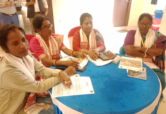 मीरा देवी झारखंड की किसान हैं। वे याद करती हैं, ”जब मैं युवा थी, तो हमें पानी की फ़िक़्र कभी नहीं होती। हमारे कुएं भरे रहते और बारिश अपने समय पर होती। अब, हर गुज़रता साल बीते साल से ज़्यादा मुश्किल लगने लगा है।”
<a href="/jhamunna/">Munna Kumar Jha</a> लिखते हैं....

climateeast.in/climate-change…

#Jharkhand #COP