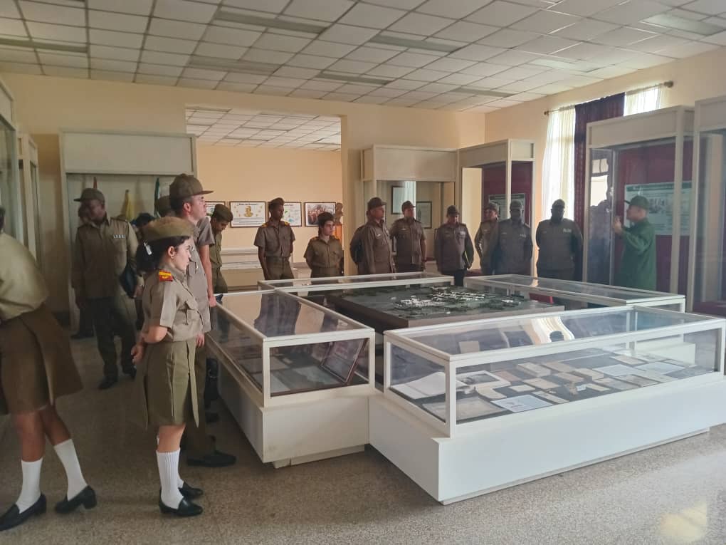 CentralEjercito's tweet photo. La formación de los futuros oficiales de las FAR, es tarea fundamental en nuestro ejército.

Se realiza actividades de formación vocacional a camilitos  en las escuelas de cadetes (IDNS); y encuentros con cadetes que en futuro graduados, formaran parte de nuestro mando.
#Cuba https://t.co/MkrbE6rvZj
