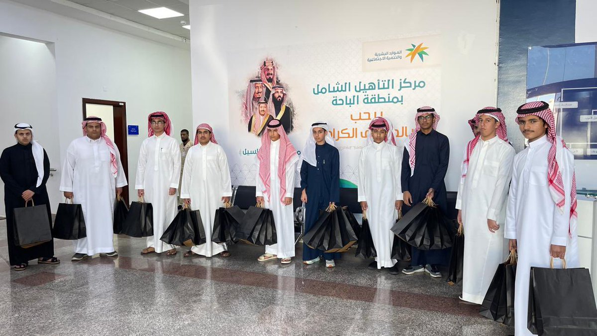 ضمن فعاليات #تعليم_الباحة  للاحتفاء بـ #اليوم_الدولي_للتسامح 
نظم قسم الوعي الفكري بالتعاون مع قسم النشاط زيارة لمركز التأهيل الشامل بالمنطقة؛ بهدف تعزيز التعريف بقيم التسامح وبناء جسور من التواصل والتفاهم بين أفراد ومؤسسات المجتمع.