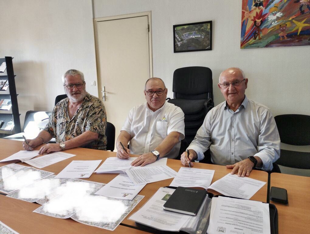 🚴‍♂️ La première étape du #TDL25 arrivera  aux abords du camp militaire de La Courtine ! 

Merci à :

•Jean-Marc Michelon (Maire de La Courtine)
•Pierre Chevalier (Président Haute Corrèze Communauté)
•Lieutenant-colonel Erwan Béchard (Commandant du camp militaire)