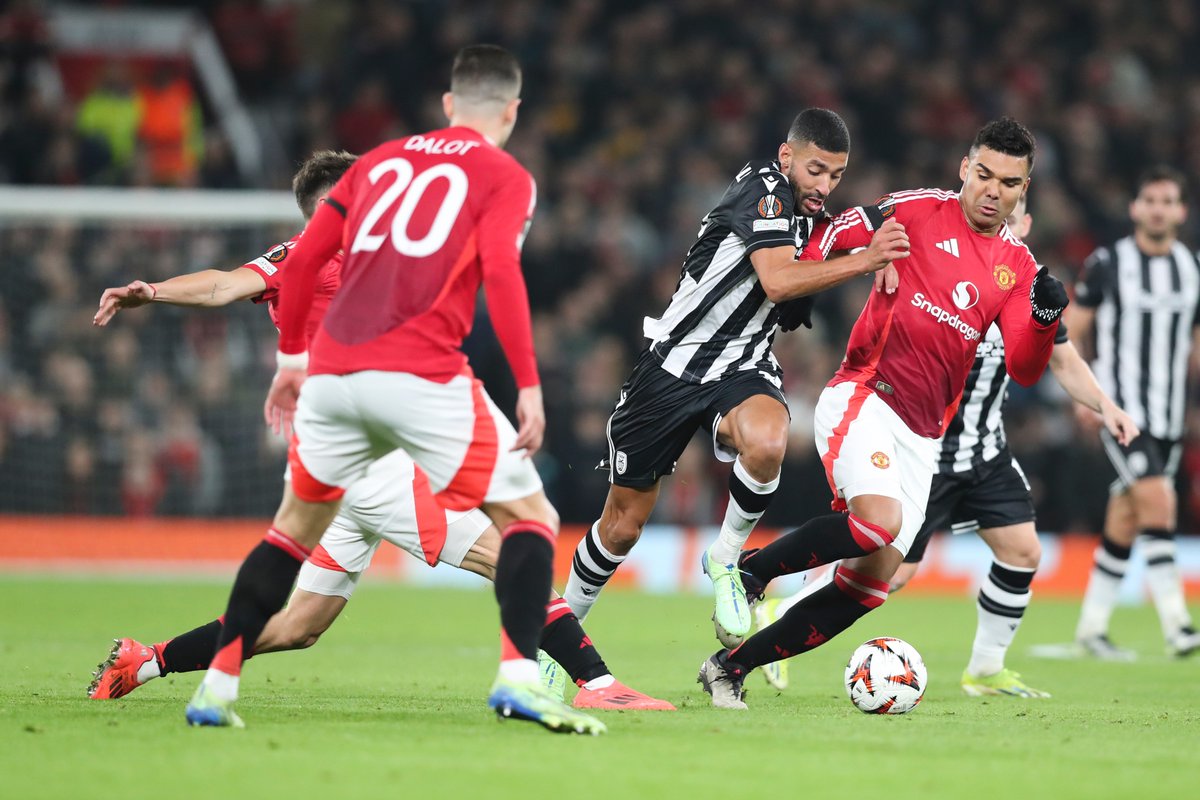 RFSDaily's tweet photo. 🇬🇷 Uz UEFA Eiropas Līgas spēli Rīgā varētu ierasties vairāk kā 1000 @PAOK_FC fani. Lūk kā izskatījās PAOK fanu tribīne iepriekšējā kārtā Old Trafford stadionā spēlē ar Manchester United. Spēle Rīgā jau pēc 7 dienām. Biļetes https://t.co/O2Axz672zg https://t.co/oAiVDzTO8d