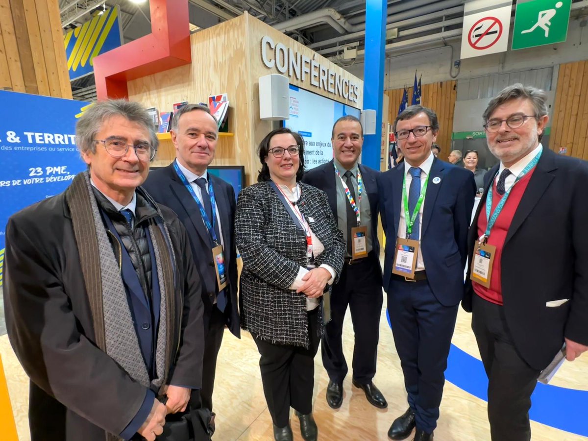 Aux côtés d’<a href="/emmacosse/">Emmanuelle Cosse</a> sur le stand de l’USH au <a href="/salondesmaires/">Salon des Maires et des Collectivités</a>, <a href="/jeanlucvidon/">Jean Luc Vidon</a>, président de @fnarhlm et directeur de la responsabilité sociale, environnementale et territoriale <a href="/icfhabitat/">ICF Habitat</a> et <a href="/_RomainDubois/">Romain Dubois</a>, directeur général <a href="/icfhabitat/">ICF Habitat</a>