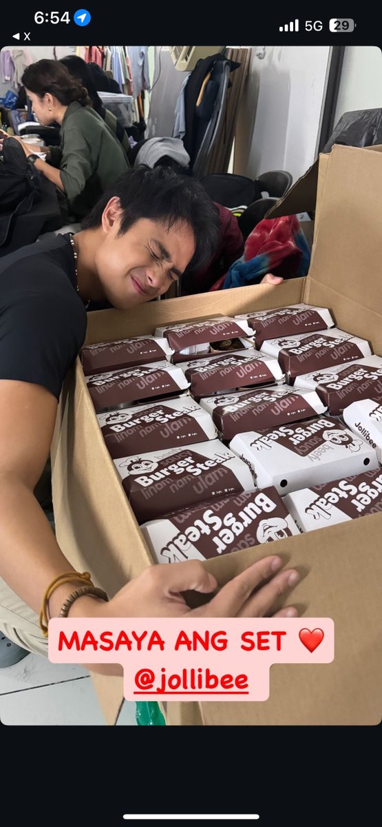 [📸 IG] Donny’s Instagram Story!💙

“MASAYA ANG SET ❤️
@.jollibee”

#DonnyPangilinan <a href="/donnypangilinan/">Donny</a>