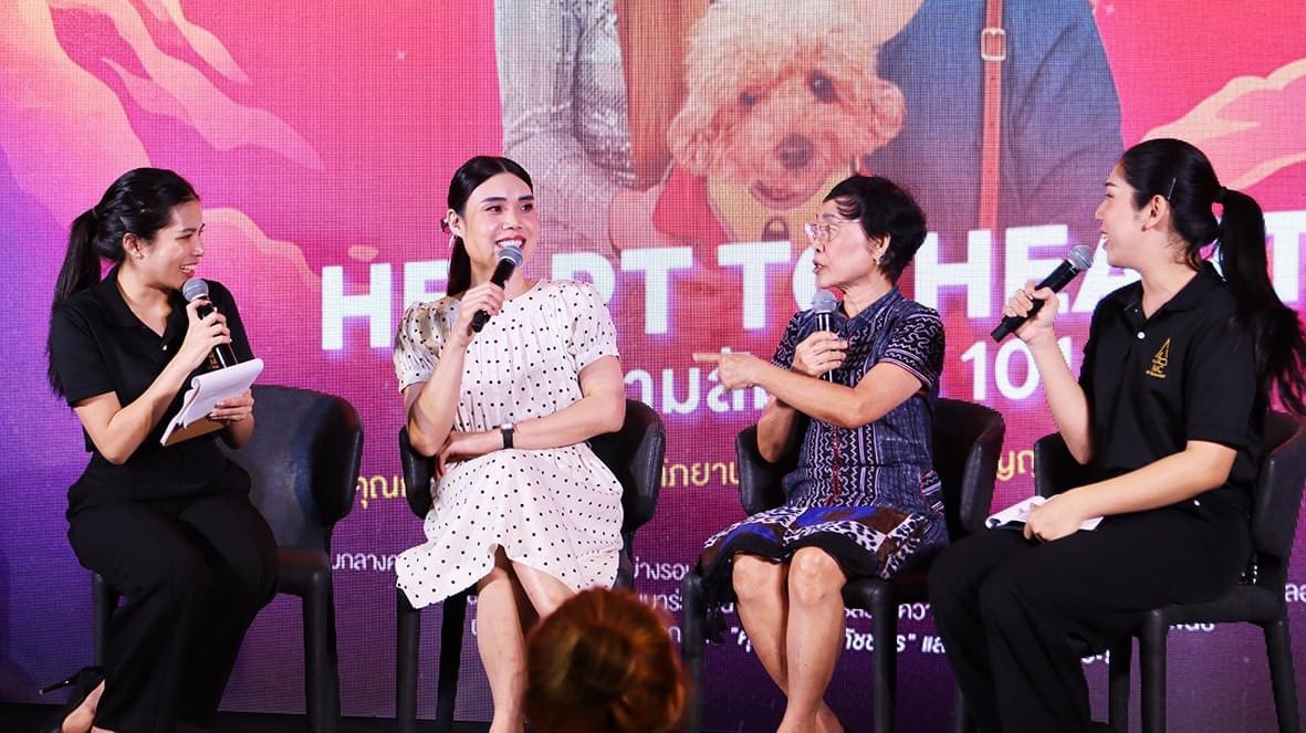 tulibs's tweet image. บรรยากาศวันที่ 2 ของกิจกรรม #LibraryofLife 🩵
ขอขอบคุณพี่ก็อตจิและคุณแม่ชิ @godji_godji ที่มาพูดคุยกับห้องสมุดมาก ๆ ค่า🥰 และร้าน Noir Candle Station กับการทำเทียนไขถั่วเหลืองสุด Cute 🕯️

#LibraryofLife #LearnLifeLibrary
#TULibrary90Years