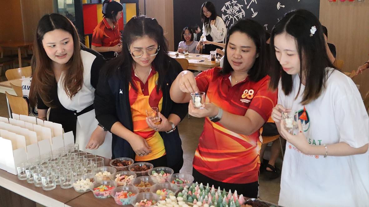 tulibs's tweet image. บรรยากาศวันที่ 2 ของกิจกรรม #LibraryofLife 🩵
ขอขอบคุณพี่ก็อตจิและคุณแม่ชิ @godji_godji ที่มาพูดคุยกับห้องสมุดมาก ๆ ค่า🥰 และร้าน Noir Candle Station กับการทำเทียนไขถั่วเหลืองสุด Cute 🕯️

#LibraryofLife #LearnLifeLibrary
#TULibrary90Years