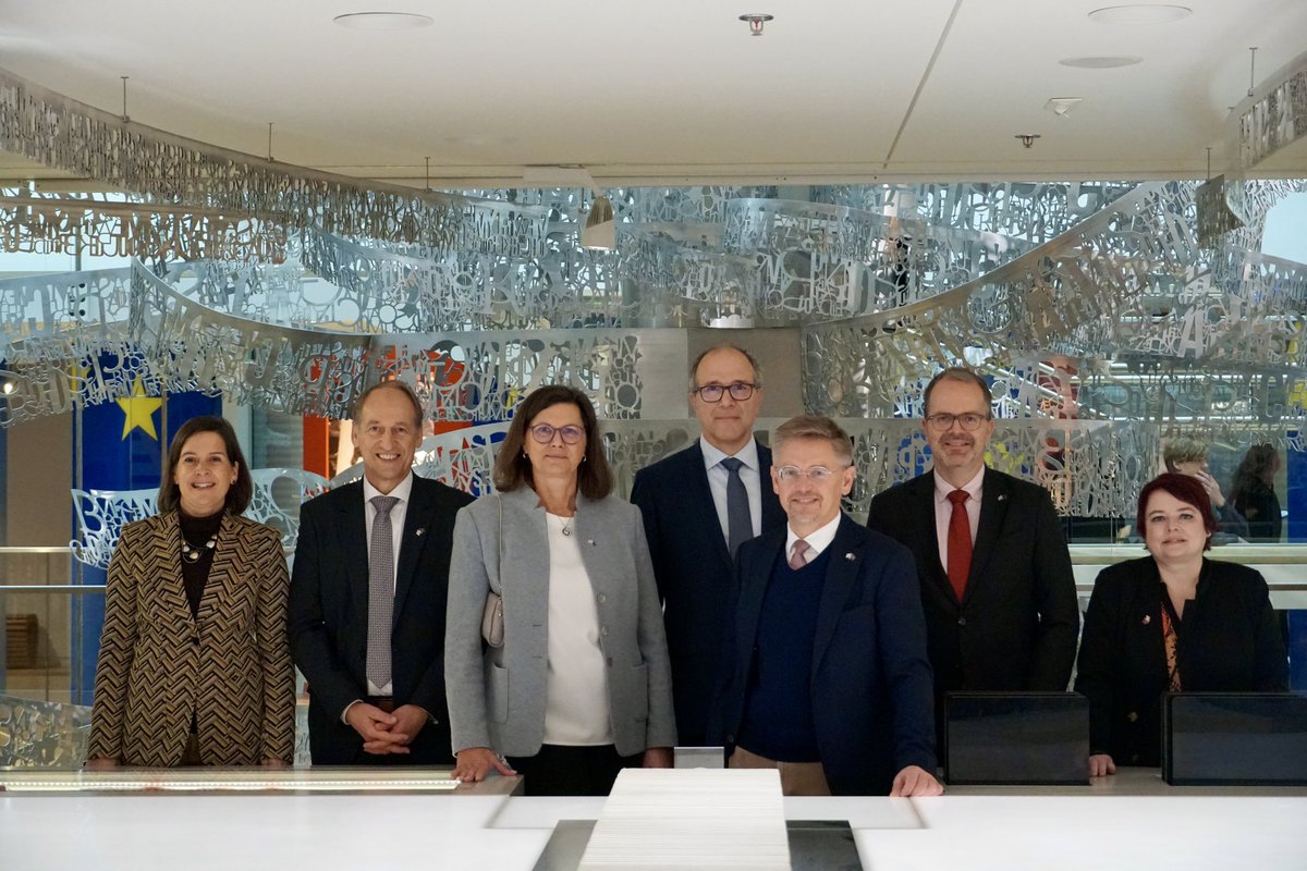 Bayerischer Landtag (@landtag_bayern) on Twitter photo <a href="/KubiliusA/">Andrius Kubilius</a> <a href="/IlseAigner/">Ilse Aigner</a> <a href="/TobiasReissMdL/">Tobias Reiß</a> <a href="/fw_hold/">Alexander Hold</a> <a href="/m_rinderspacher/">Markus Rinderspacher</a> <a href="/Osgyan/">Verena Osgyan</a> Nun besichtigt das Präsidium das Haus der Europäischen Geschichte <a href="/HistoriaEuropa/">House of European History</a>. Museumsdirektorin Dr. Constanze Itzel begrüßt die Landtagsspitze und führt die Abgeordneten durch die Ausstellung. Das Haus wurde auf Initiative des <a href="/Europarl_DE/">Europaparlament</a> geschaffen. <a href="/KubiliusA/">Andrius Kubilius</a> <a href="/IlseAigner/">Ilse Aigner</a> <a href="/TobiasReissMdL/">Tobias Reiß</a> <a href="/fw_hold/">Alexander Hold</a> <a href="/m_rinderspacher/">Markus Rinderspacher</a> <a href="/Osgyan/">Verena Osgyan</a> Nun besichtigt das Präsidium das Haus der Europäischen Geschichte <a href="/HistoriaEuropa/">House of European History</a>. Museumsdirektorin Dr. Constanze Itzel begrüßt die Landtagsspitze und führt die Abgeordneten durch die Ausstellung. Das Haus wurde auf Initiative des <a href="/Europarl_DE/">Europaparlament</a> geschaffen.