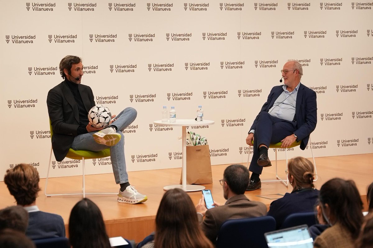 El 19 de noviembre se celebró la IX Edición del Programa Mentoring, un programa que conecta alumnos con Alumni para orientar sus inicios profesionales. 

Como invitado especial contamos con @DiegoLopez, portero del <a href="/RCDEspanyol/">RCD Espanyol de Barcelona</a>, que compartió su trayectoria de esfuerzo y éxito.