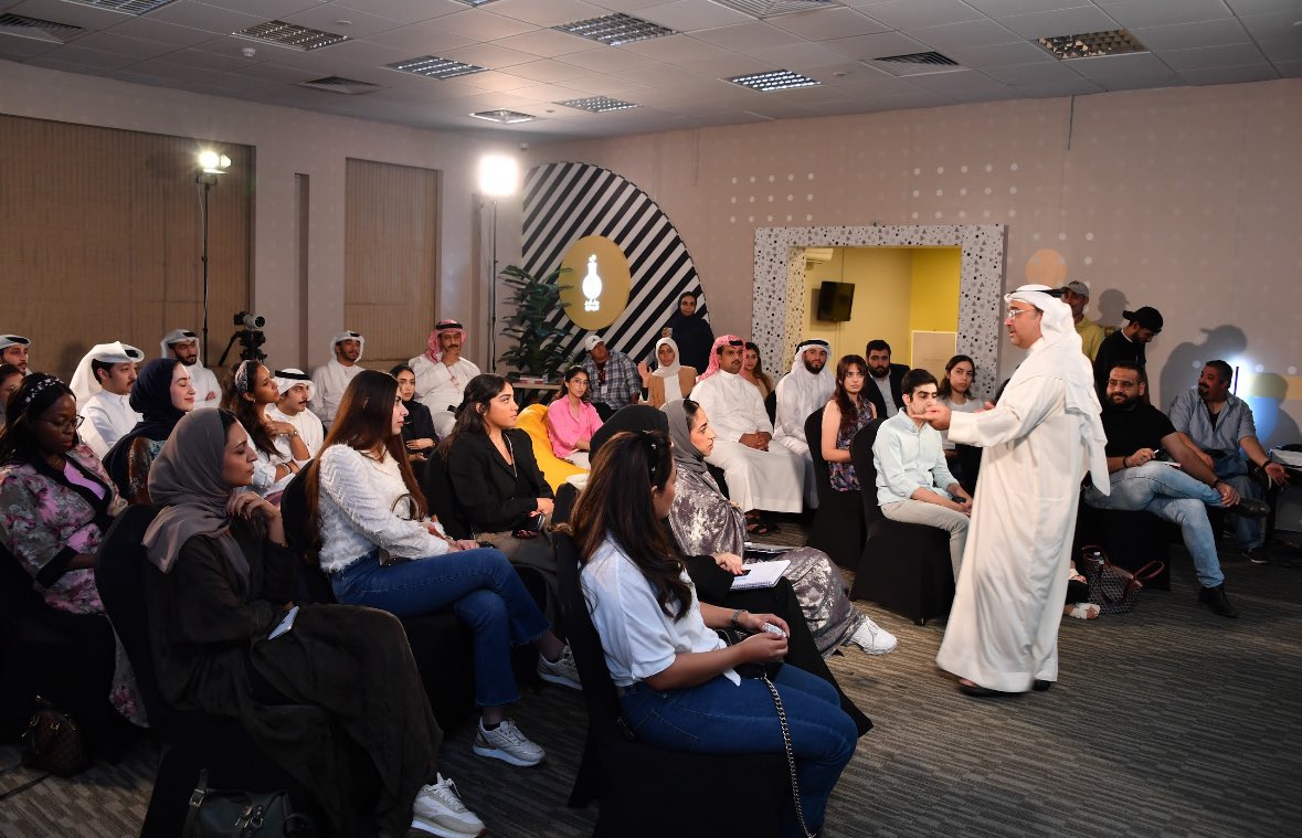 bindabwan's tweet image. رحل المعلم #يوسف_محمد الذي اجتمع الجميع على حبه، رحمة الله تغشاك، وأسكنك الفردوس الأعلى 

لا أنسى ذلك الموقف الذي جمعني به، بعد إتمامه من تقديم محاضرة عن موضوع " تاريخ الإعلام في البحرين " وقبل ذهابي، ذهبت لكي أسلم عليه .. فقال لي: يا أحمد إذا احتجت أي شيء أنا في خدمتك

نعاهدك…