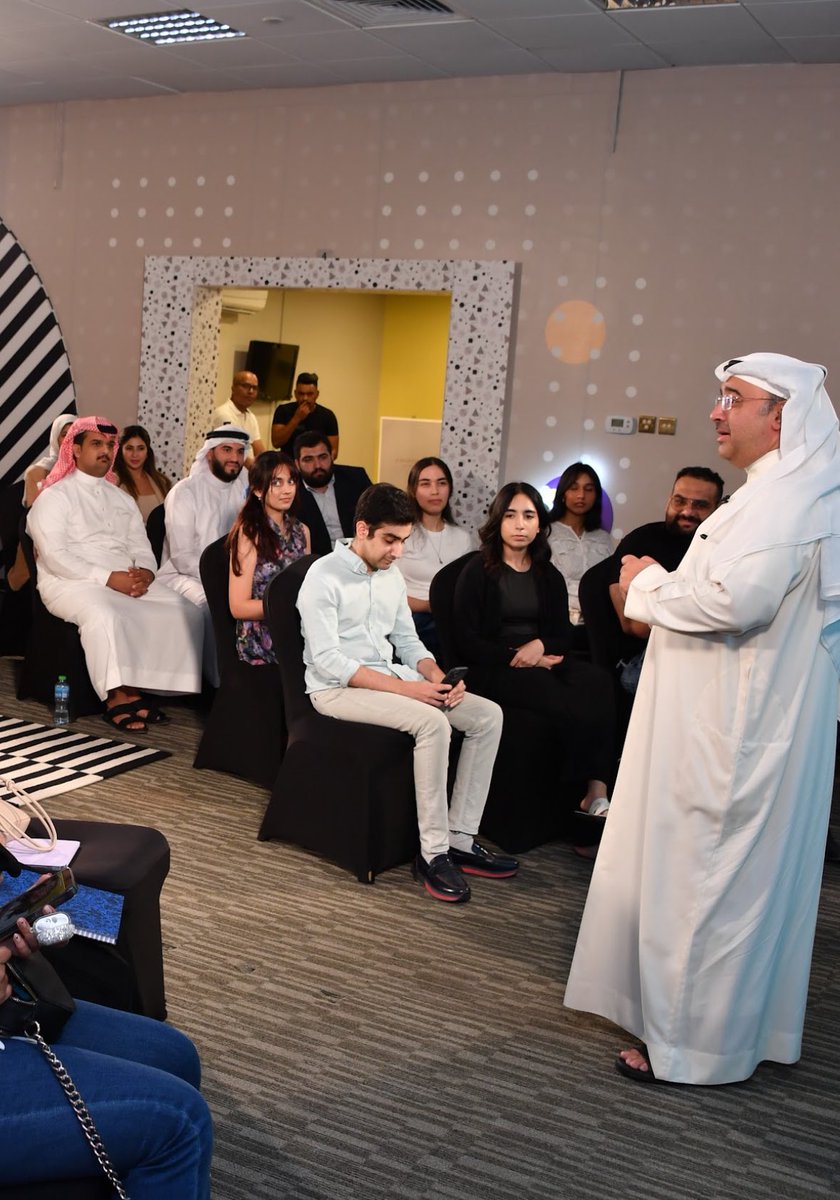 bindabwan's tweet image. رحل المعلم #يوسف_محمد الذي اجتمع الجميع على حبه، رحمة الله تغشاك، وأسكنك الفردوس الأعلى 

لا أنسى ذلك الموقف الذي جمعني به، بعد إتمامه من تقديم محاضرة عن موضوع " تاريخ الإعلام في البحرين " وقبل ذهابي، ذهبت لكي أسلم عليه .. فقال لي: يا أحمد إذا احتجت أي شيء أنا في خدمتك

نعاهدك…