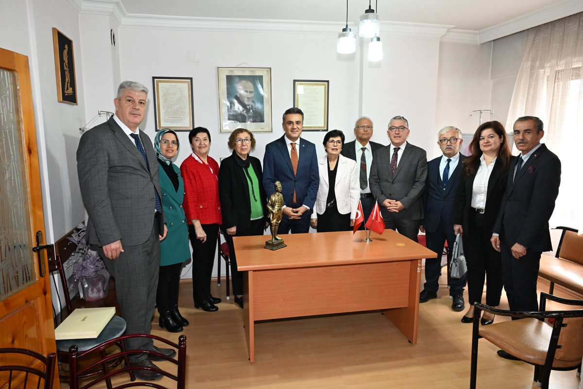 denizlimem's tweet photo. İl Milli Eğitim Müdürümüz Emre Çalışkan, 24 Kasım Öğretmenler Günü kapsamında Türkiye Emekli Öğretmenler Derneği Denizli Şubesini ziyaret ederek dernek üyelerinin öğretmenler gününü kutladı.

#24KasımÖğretmenlerGünü

@tcmeb @Yusuf__Tekin @emre_caliskan https://t.co/fBsyWS2Heo