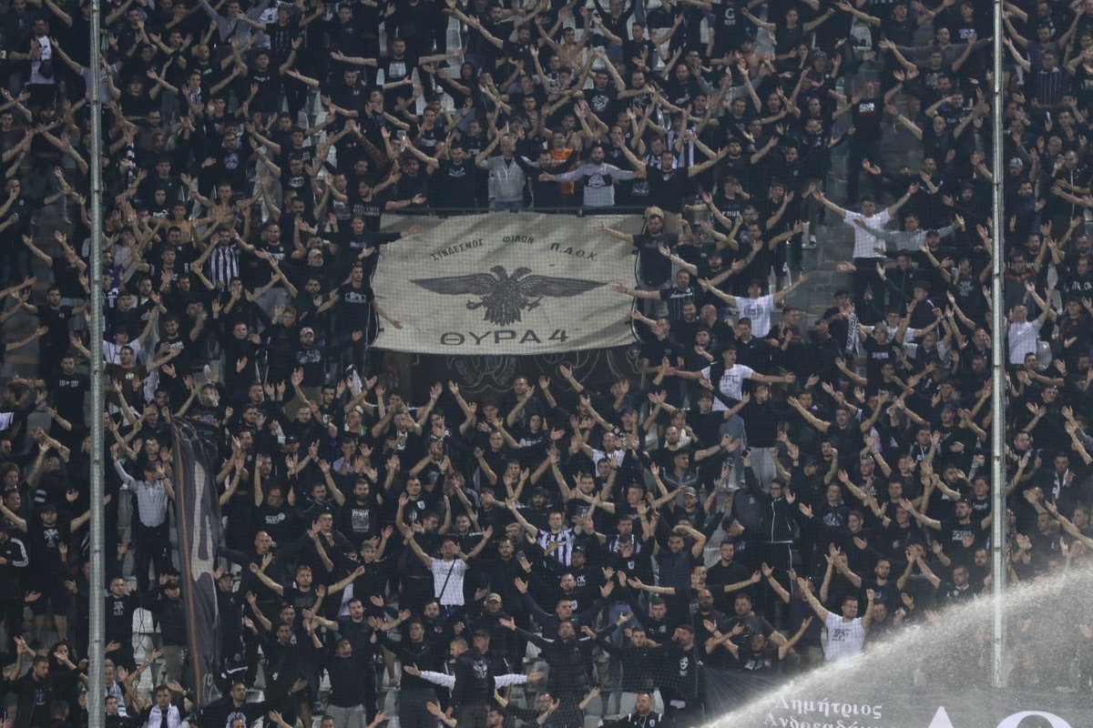 RFSDaily's tweet photo. 🇬🇷 Uz UEFA Eiropas Līgas spēli Rīgā varētu ierasties vairāk kā 1000 @PAOK_FC fani. Lūk kā izskatījās PAOK fanu tribīne iepriekšējā kārtā Old Trafford stadionā spēlē ar Manchester United. Spēle Rīgā jau pēc 7 dienām. Biļetes https://t.co/O2Axz672zg https://t.co/oAiVDzTO8d