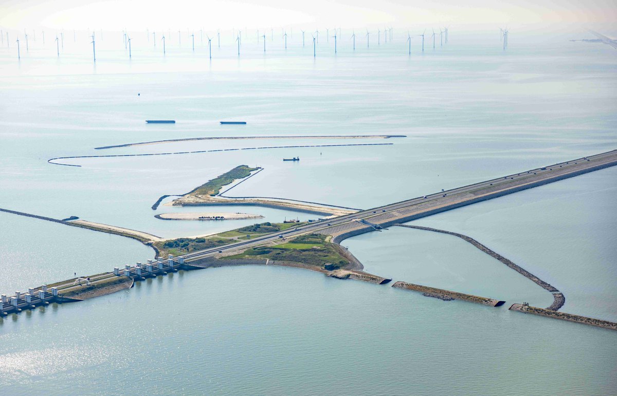 Een voordeur naar het achterland 🚪🐟 Door de Vismigratierivier trekken miljoenen vissen straks vrij tussen de Waddenzee en het IJsselmeer. Via het gebied op deze foto’s zwemmen de vissen vanaf zee de rivier op, nét als bij een echte riviermonding. Lees: waddenvereniging.nl/nieuws/vismigr…