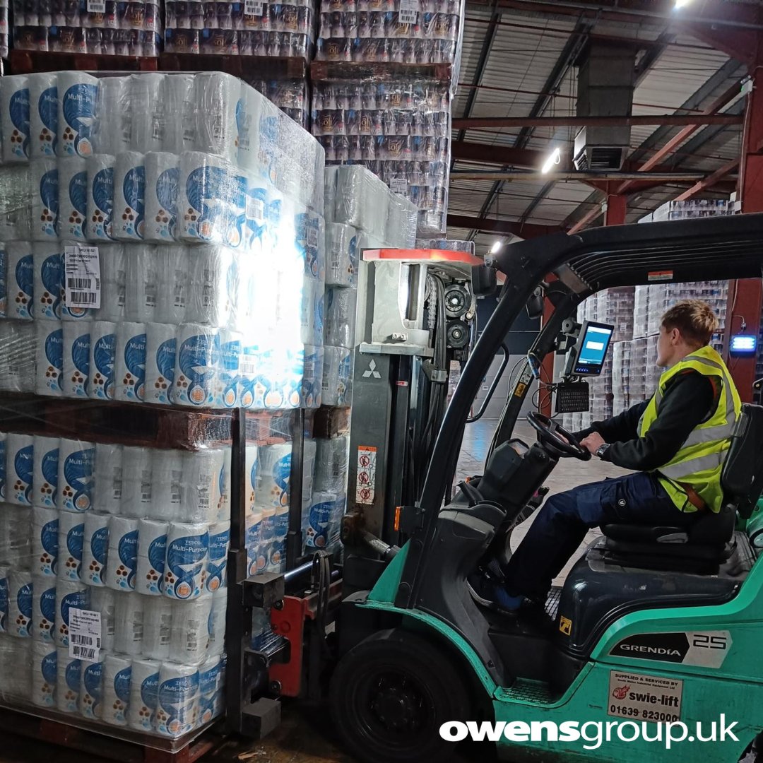 Teamwork makes the dream work. From our drivers on the road to our warehouse teams, everyone plays a vital role in ensuring our operations run smoothly. Let’s continue the push as we head into another busy week ahead 💪🚚

#OwensGroup #Logistics #PeakSeason #TeamOWENS