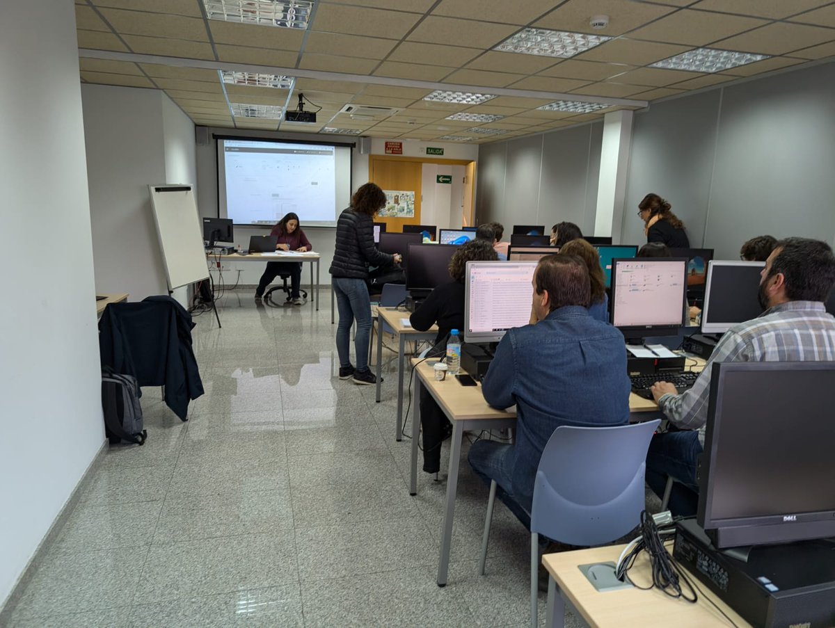socib_es's tweet photo. 📢 #SOCIB ha impartit a l'@EBAP_GOIB la 2a edició del curs "Funcionament de l'eina #ONAToolbox". Una nova versió més intuïtiva per avaluar els efectes del #CanviClimàtic a la zona costanera #platges i a escala local a #Balears🌊

#ICTSNews https://t.co/GVoTGstyS8