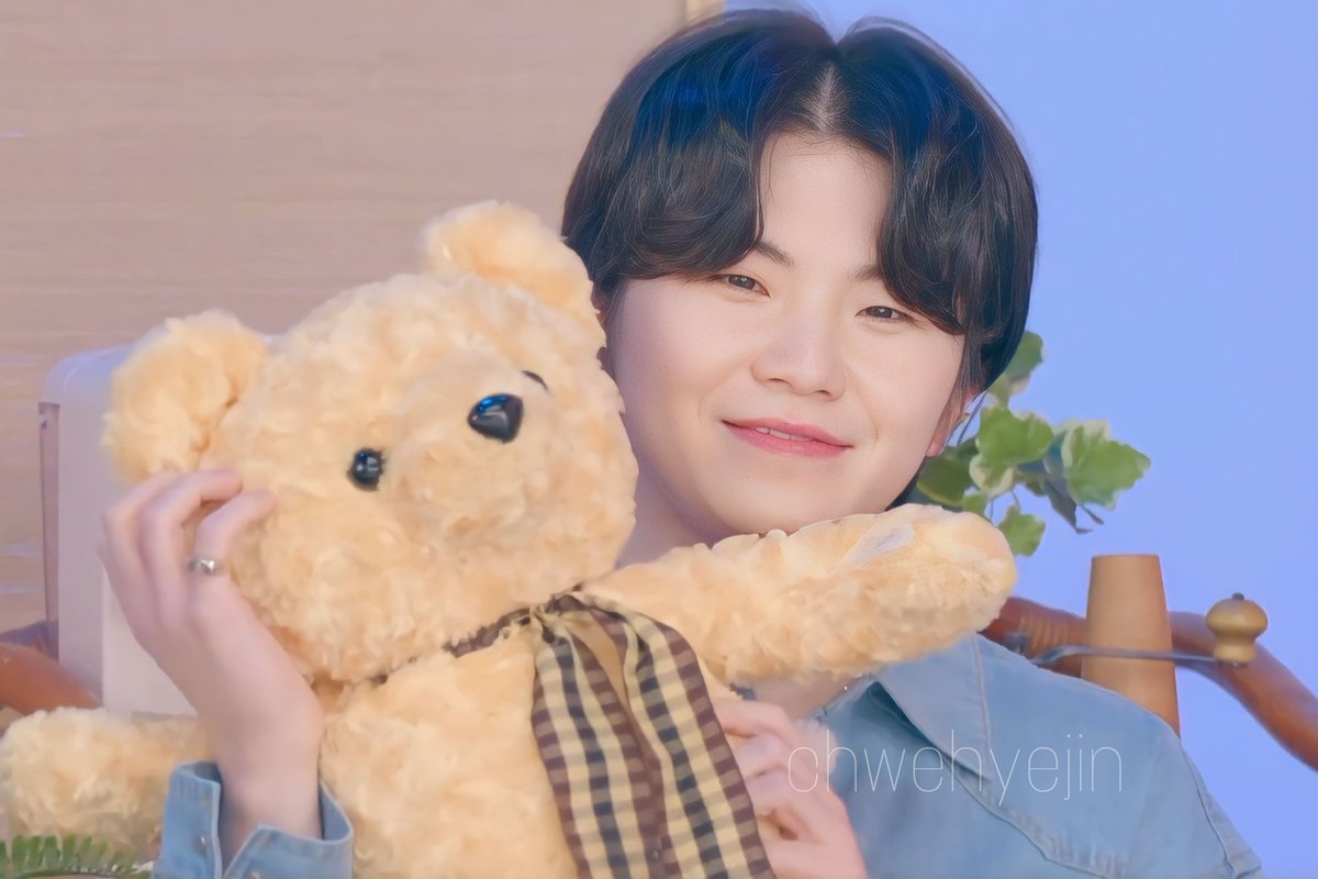coupslvrr's tweet photo. a self indulgent thread of woozi cute noises and giggles ~ https://t.co/4pIeURQAeD