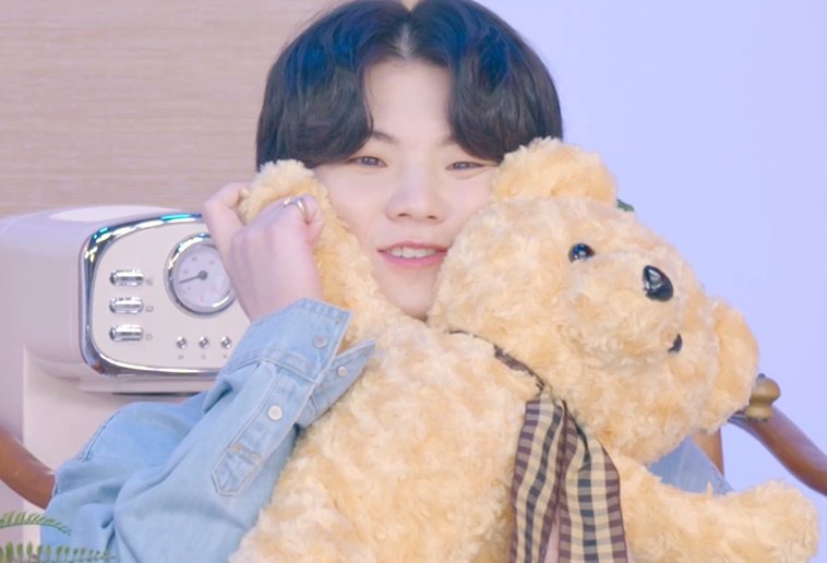 coupslvrr's tweet photo. a self indulgent thread of woozi cute noises and giggles ~ https://t.co/4pIeURQAeD